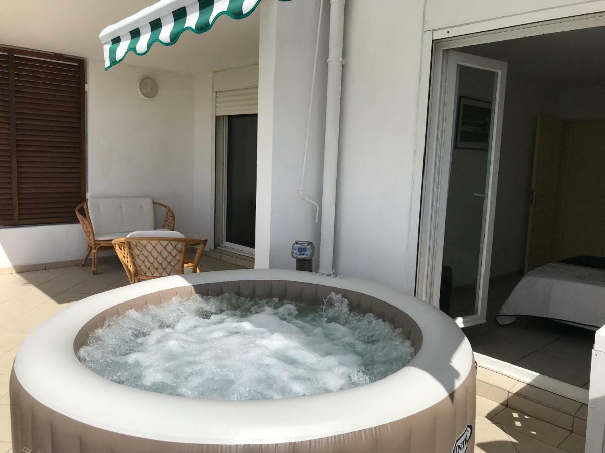 Meuble Homard Avec Jacuzzi Et Vue Mer Saint-Gilles-les-Bains Exterior photo