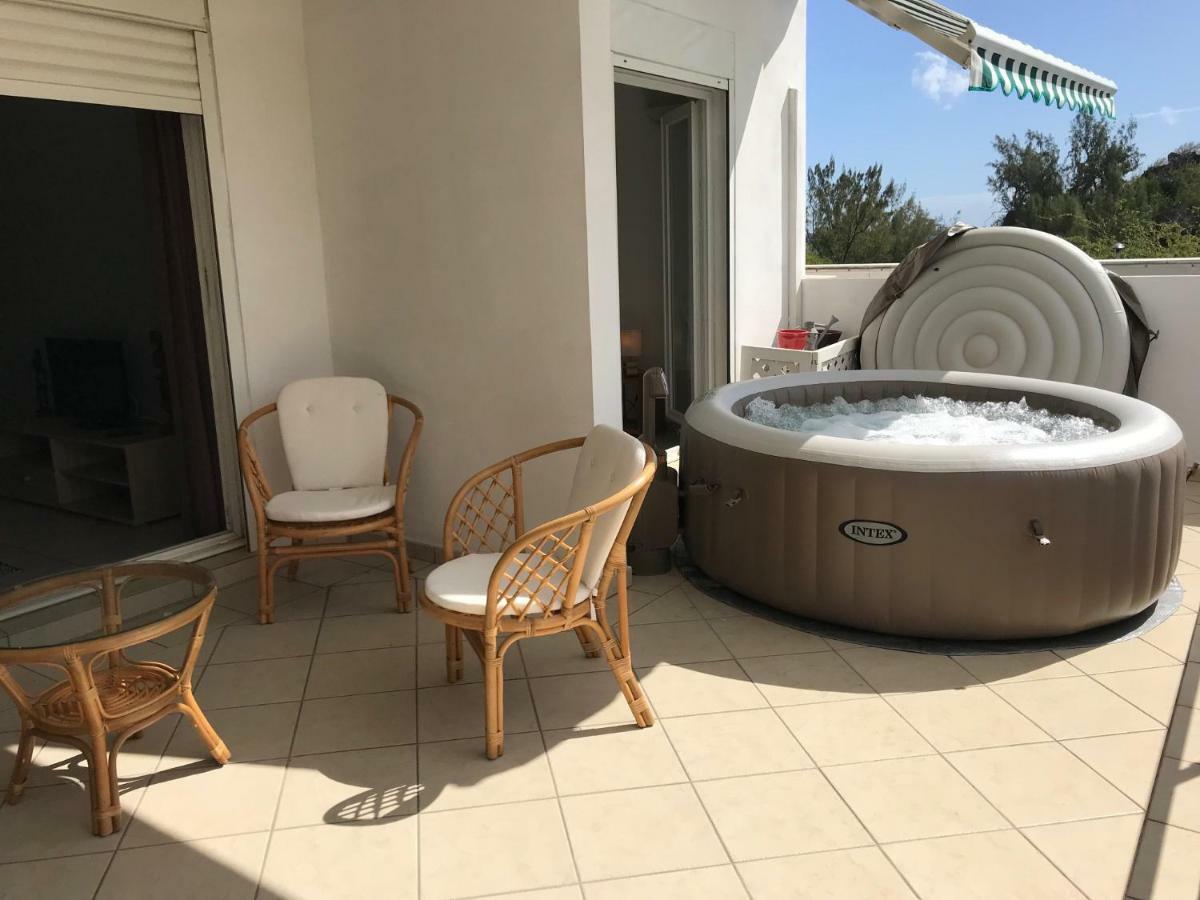 Meuble Homard Avec Jacuzzi Et Vue Mer Saint-Gilles-les-Bains Exterior photo